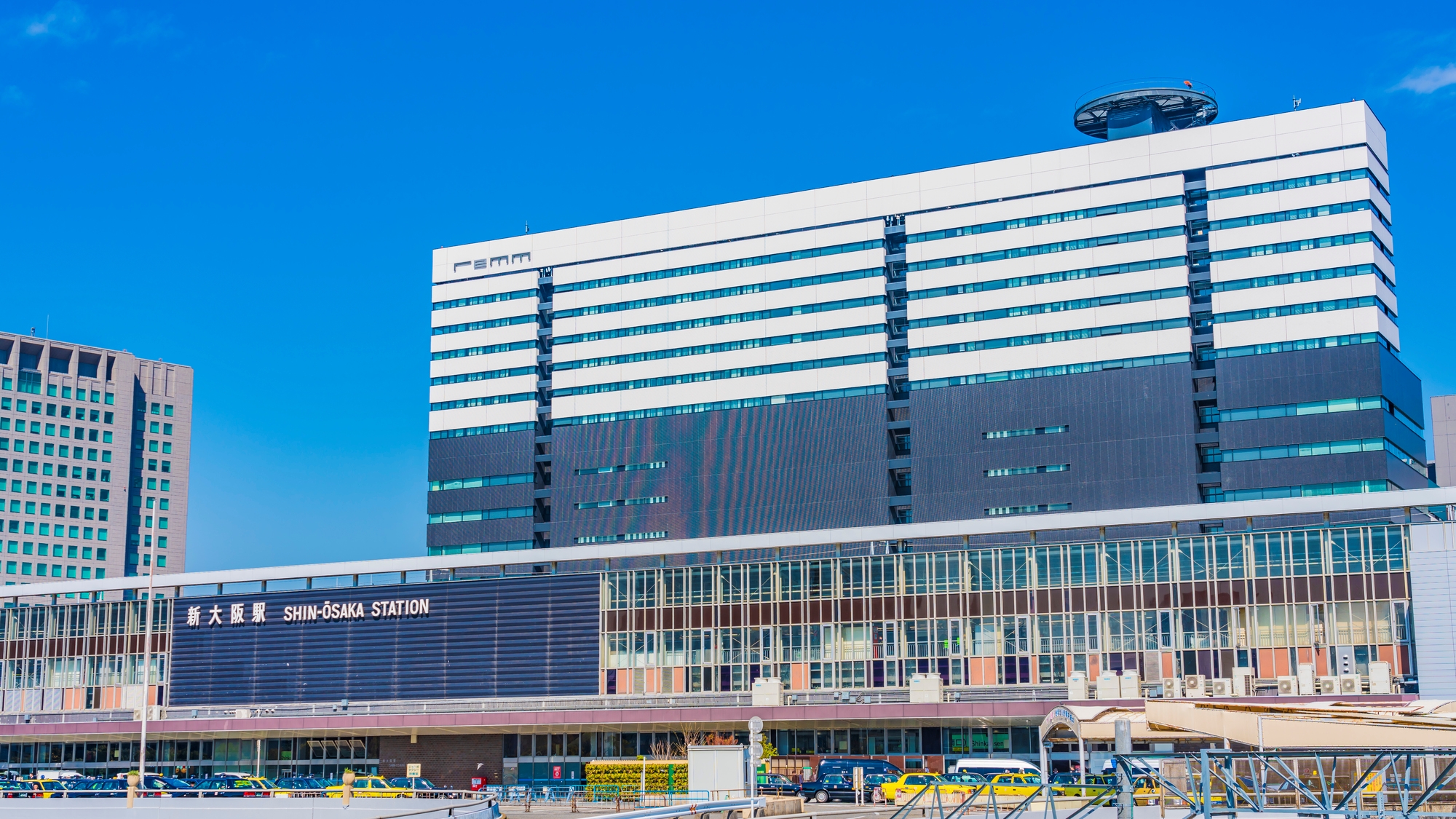 【当館から徒歩9分】新幹線が発着する大阪の玄関口。お土産やグルメが充実「新大阪駅」