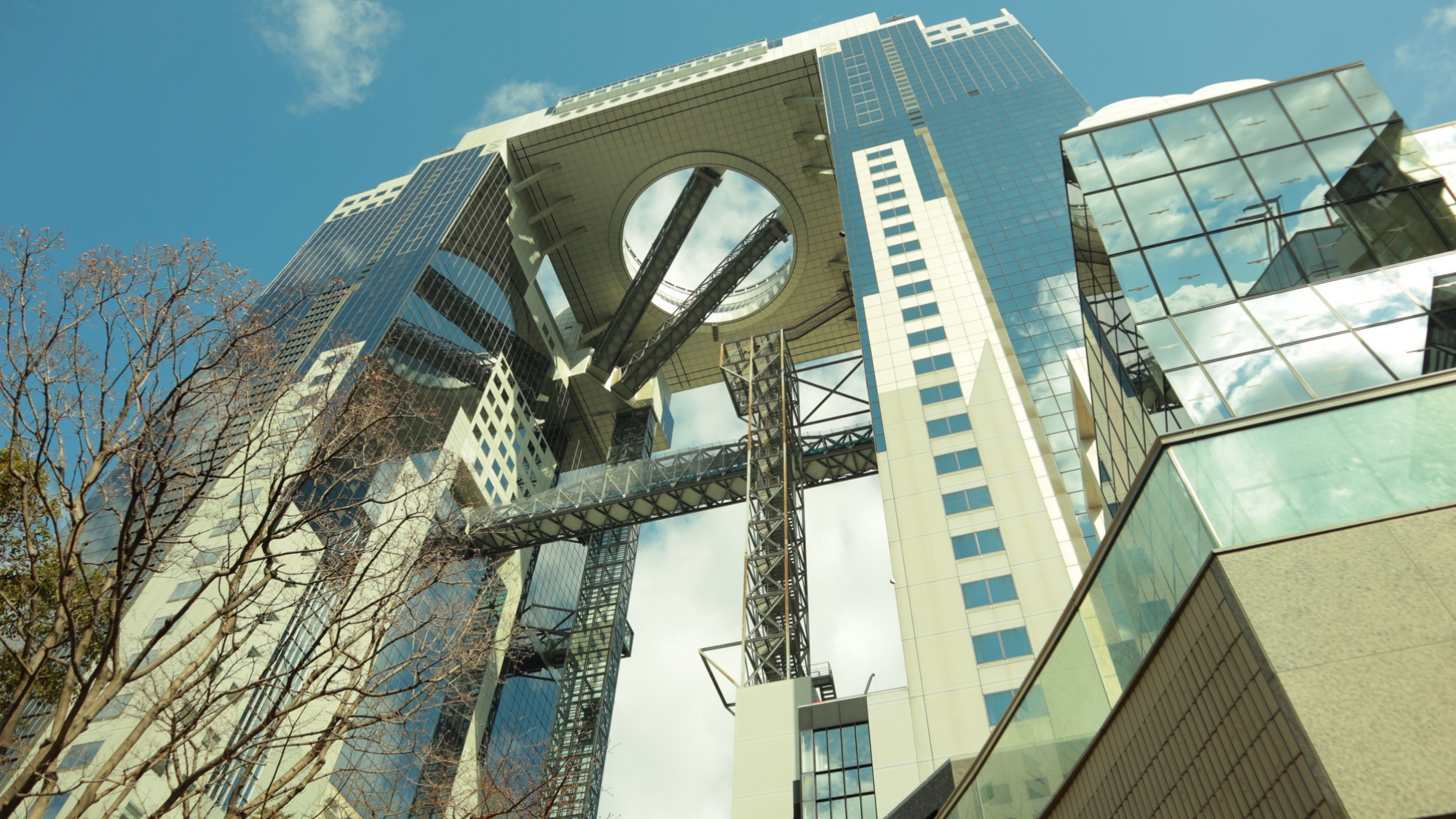 景色を一望！「梅田スカイビル空中庭園」
