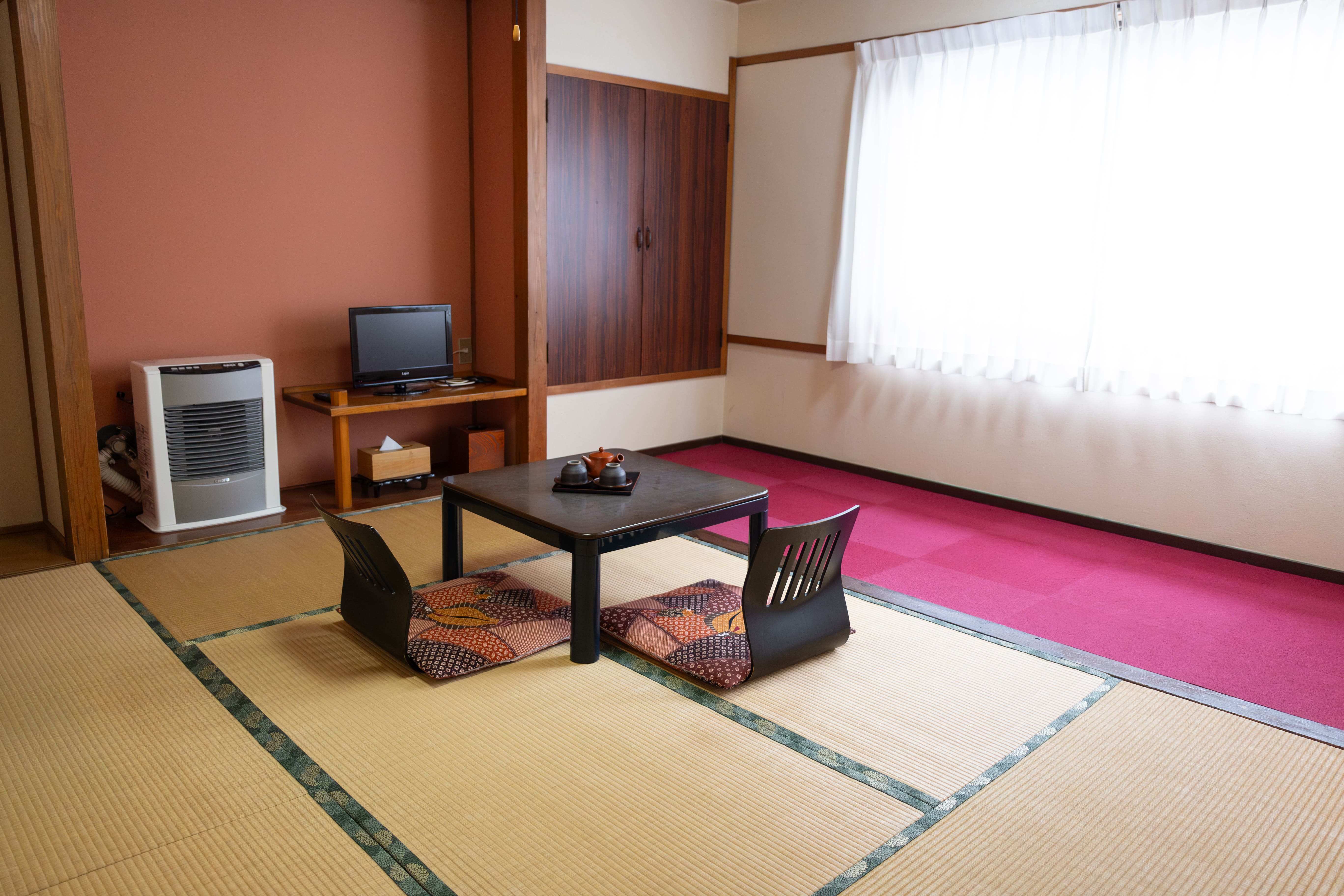 畳の和室に座卓を備えたお部屋。落ち着いた和の空間でゆったりとお過ごしいただけます。
