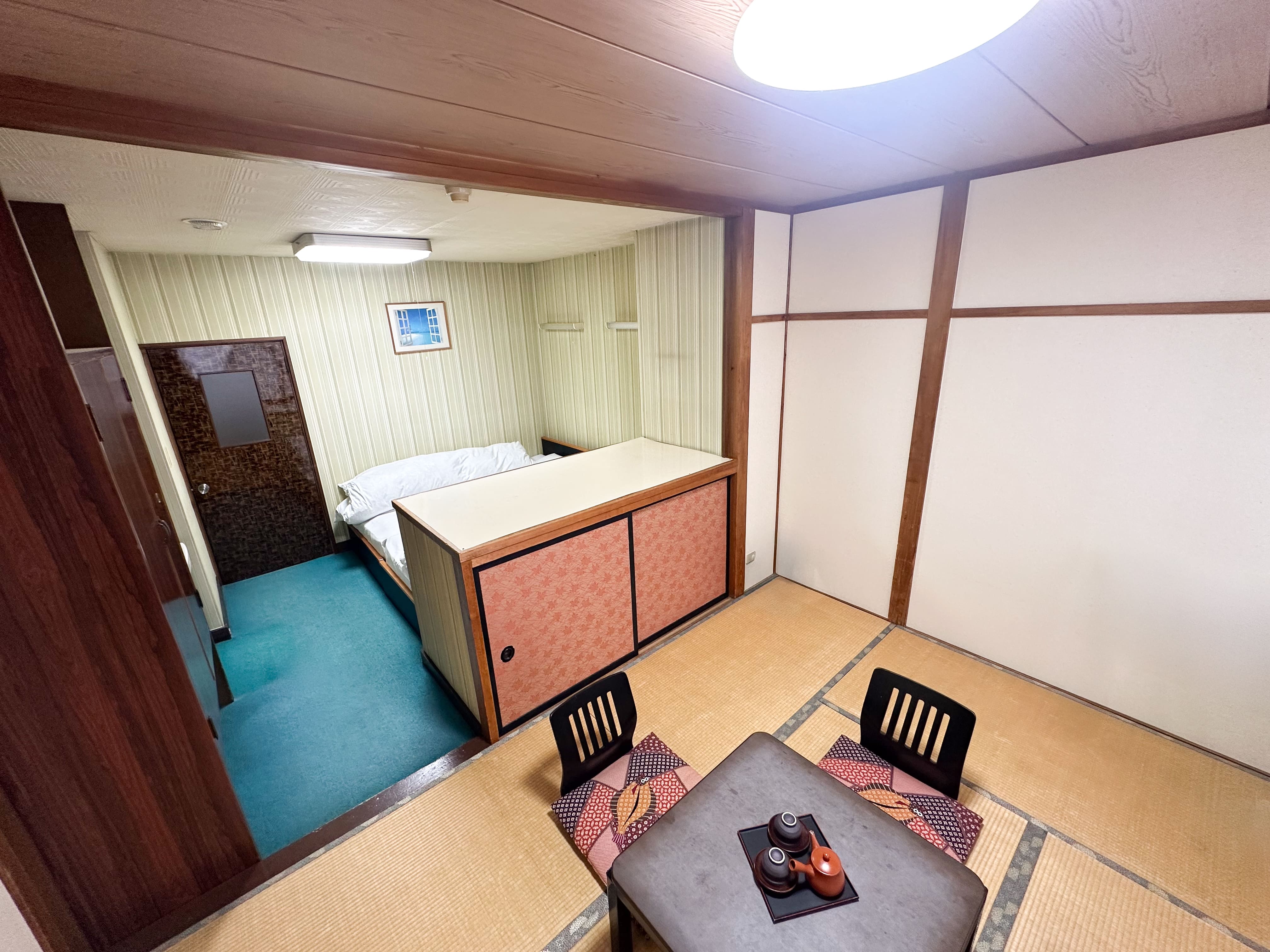 ６畳和室とツインベッドルームの二間続きのお部屋です。畳スペースにお布団を敷くことも可能です。