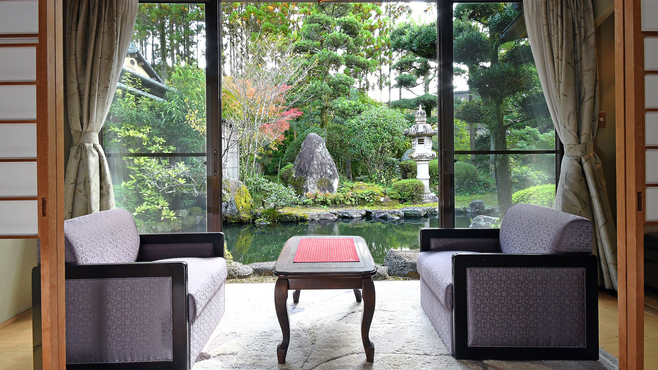 客室から眺める日本庭園。なにもしない極上の時間をお過ごし下さい。【翠月/8畳+4畳/菊】