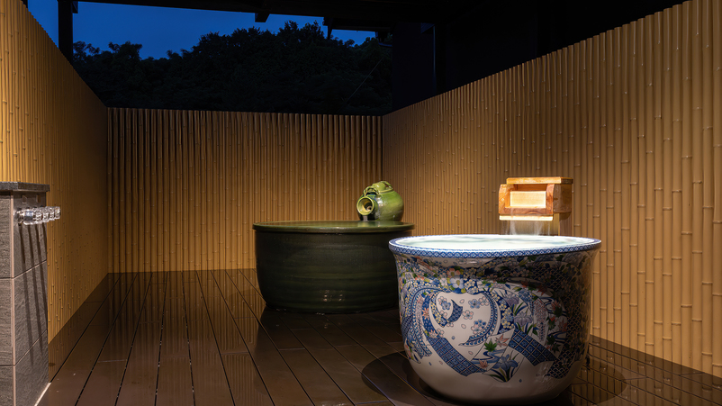 【プラチナ・スイート朧月-oboro-】朧月の露天風呂。伝統工芸士が描いた有田焼の湯呑風呂。