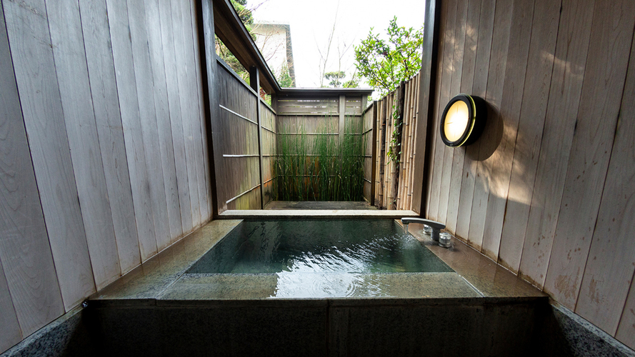 【翠月／梅】源泉かけ流しの石の半露天風呂も付いており、ゆったりとした空間をお楽しみいただけます