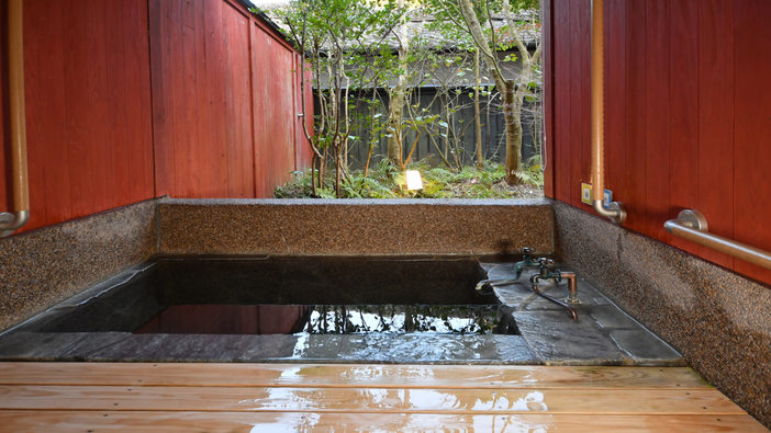 自然や豊かな空間を楽しめる内風呂を備えております。[山茶亭/葵］