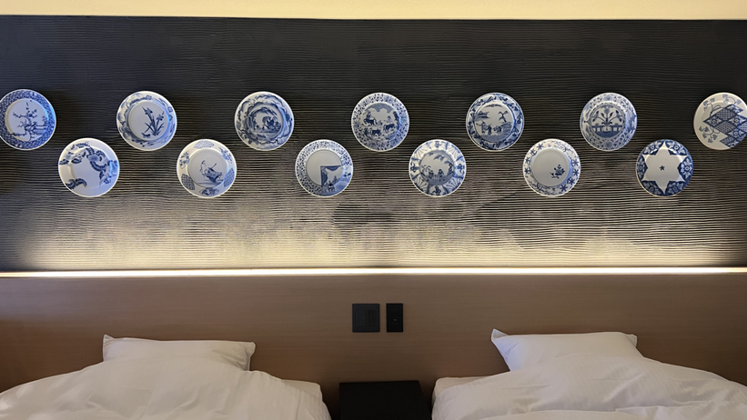 【モダン・スイート満月-mangetsu-】壁一面にならぶ、手書きのお皿はまさにギャラリーそのもの。