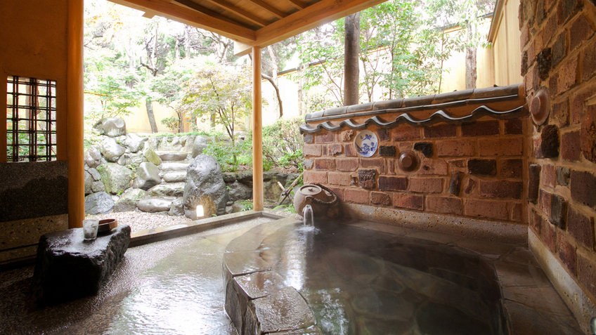 【山茶亭／藤】陶器の町有田町のトンバイ塀をイメージしたお茶風呂が人気。