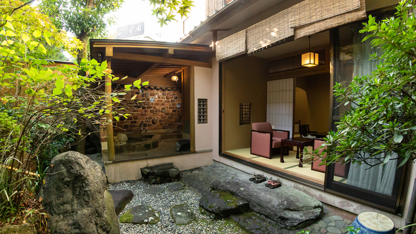 【山茶亭／藤】日本庭園を眺めながらゆったりとお過ごしいただけるお部屋です。