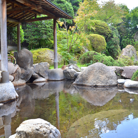 お茶露天風呂【滝見の湯】庭園を眺めながらまれてやすらぎのひとときをお楽しみください　