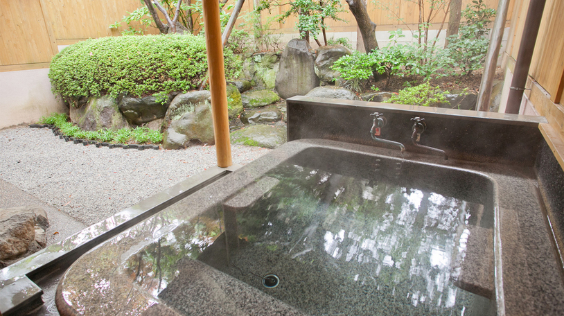 【山茶亭／楠】石で出来た重厚な石風呂はとても温もりのあるお風呂です。