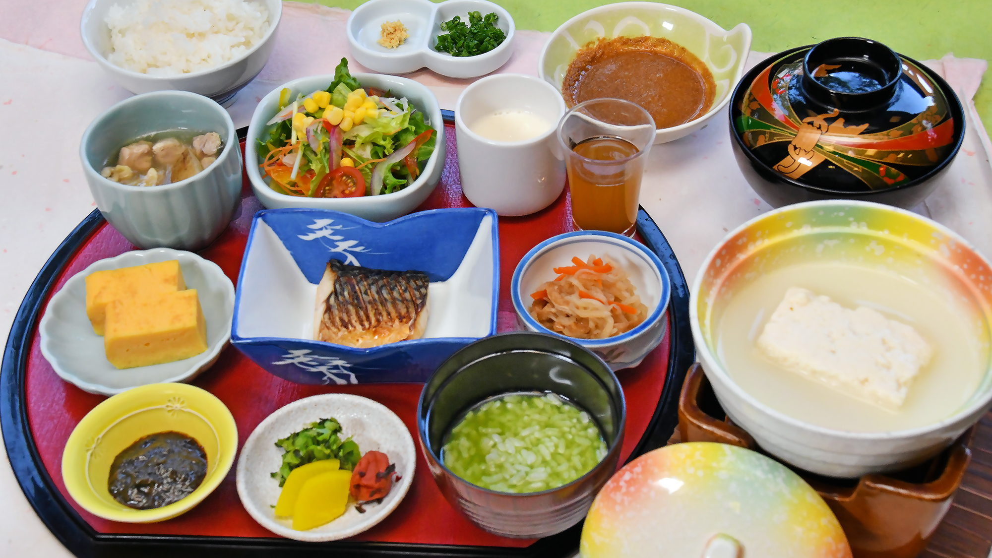 温泉湯豆腐や茶粥を主にした和朝食。「茶酢」「嬉野茶海苔佃煮」と嬉野ならではの朝食をお愉しみ頂きます。