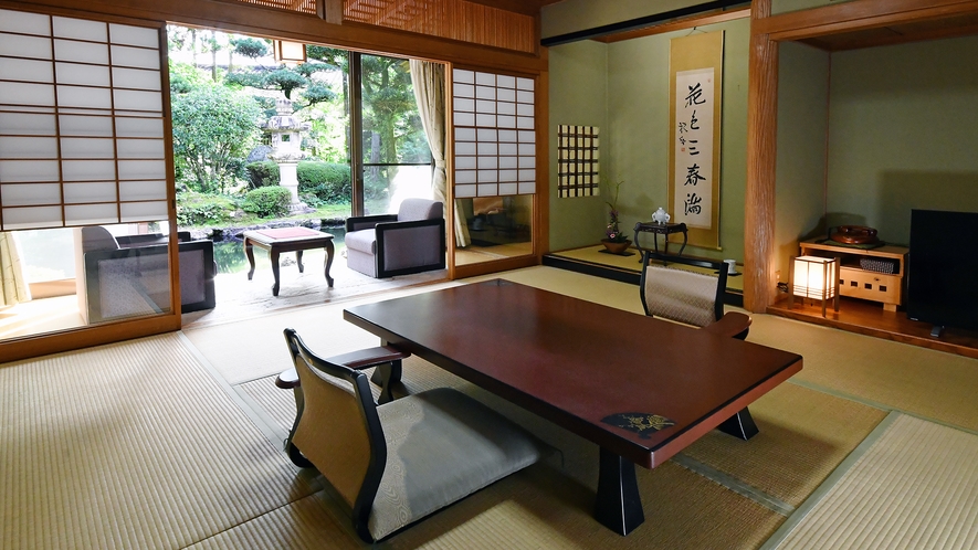 静寂を映し出す日本庭園を眺める8畳+4畳の数寄屋造り和室です。【翠月/8畳+4畳/菊】