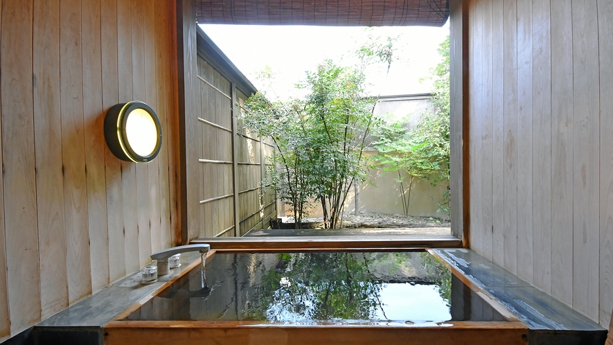 源泉かけ流しの桧の半露天風呂を備えています。【翠月/10畳+4畳/山茶花】