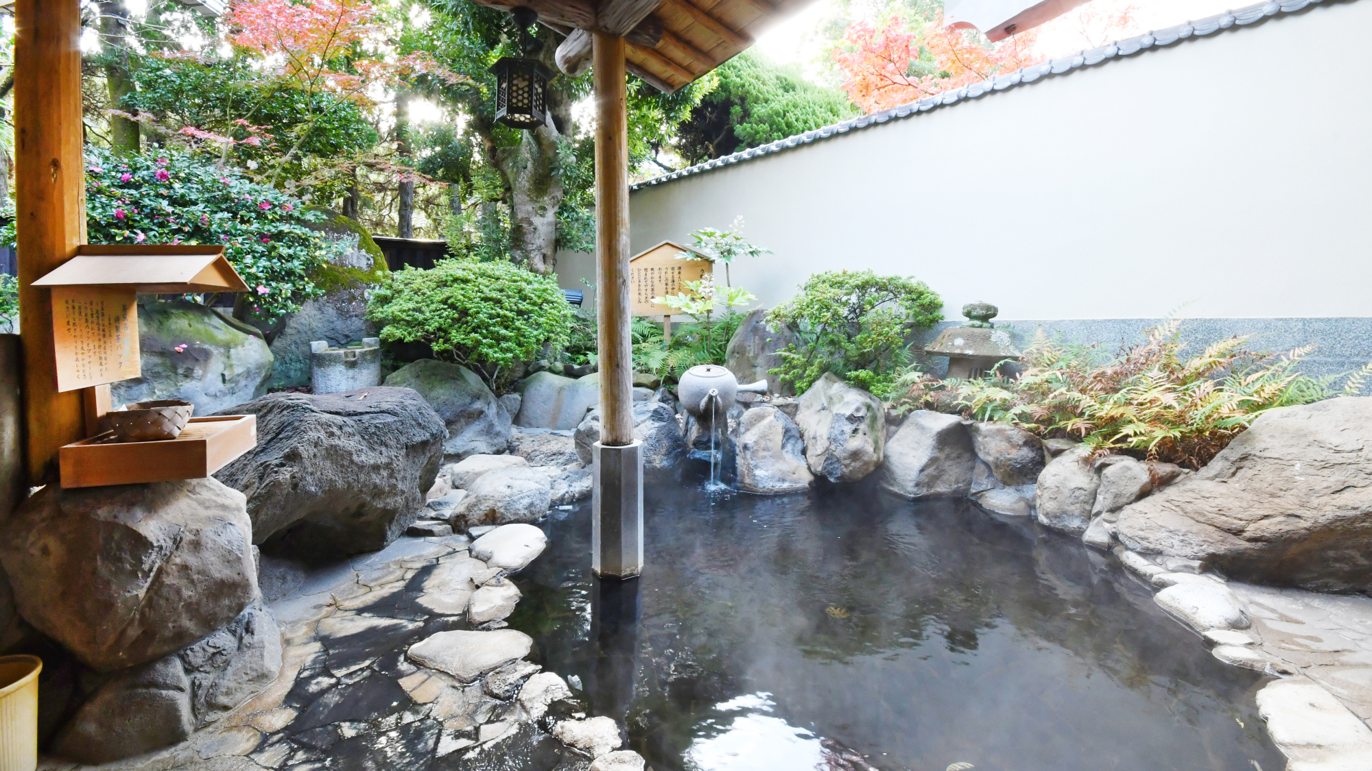 【大浴場:華の湯】露天風呂／日本三大美肌の湯を存分にご堪能ください。