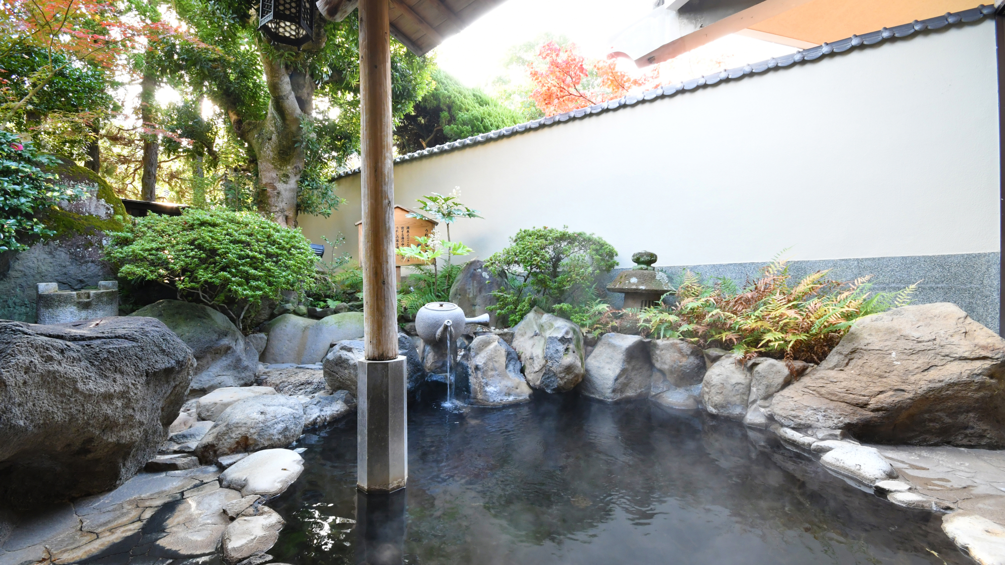 【大浴場:華の湯】露天風呂／日本三大美肌の湯を存分にご堪能ください。