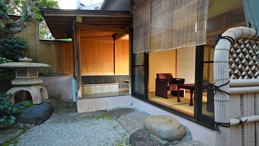 日本庭園を眺めながらゆったりとお過ごしいただけるお部屋です。[山茶亭/山吹］
