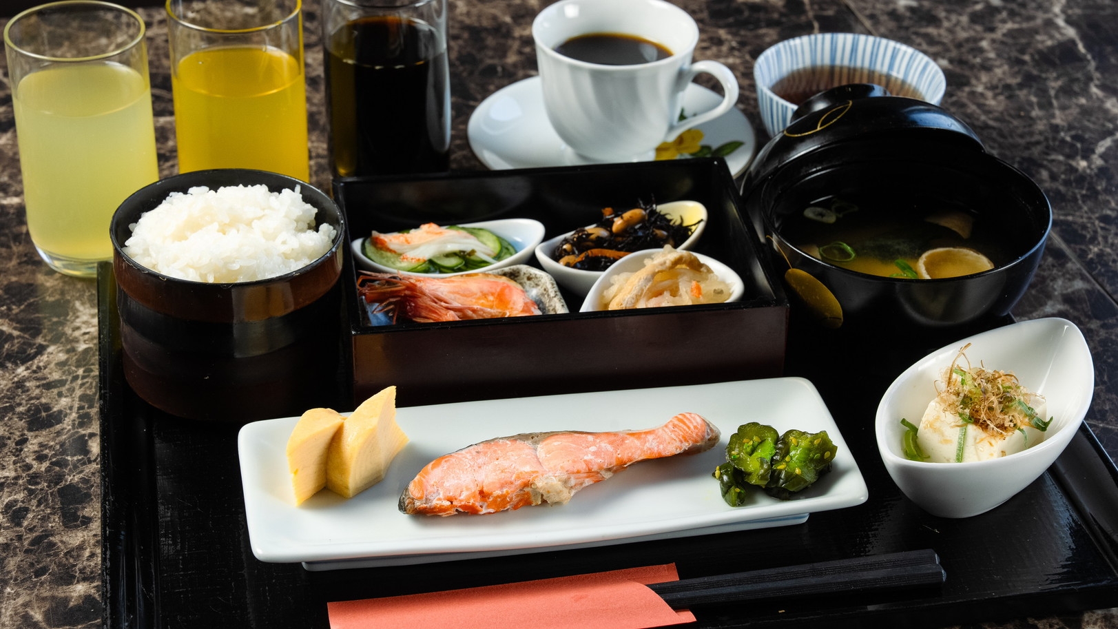 【朝食付き】和洋選べる定食スタイル！一日の始まりはおいしい朝食から【アパは映画もアニメも見放題】