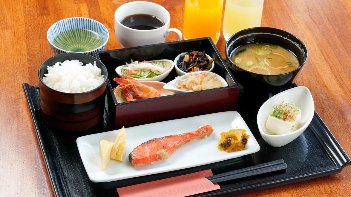 【朝食付】和洋選べる定食スタイル！一日の始まりはおいしい朝食から【アパは映画もアニメも見放題】