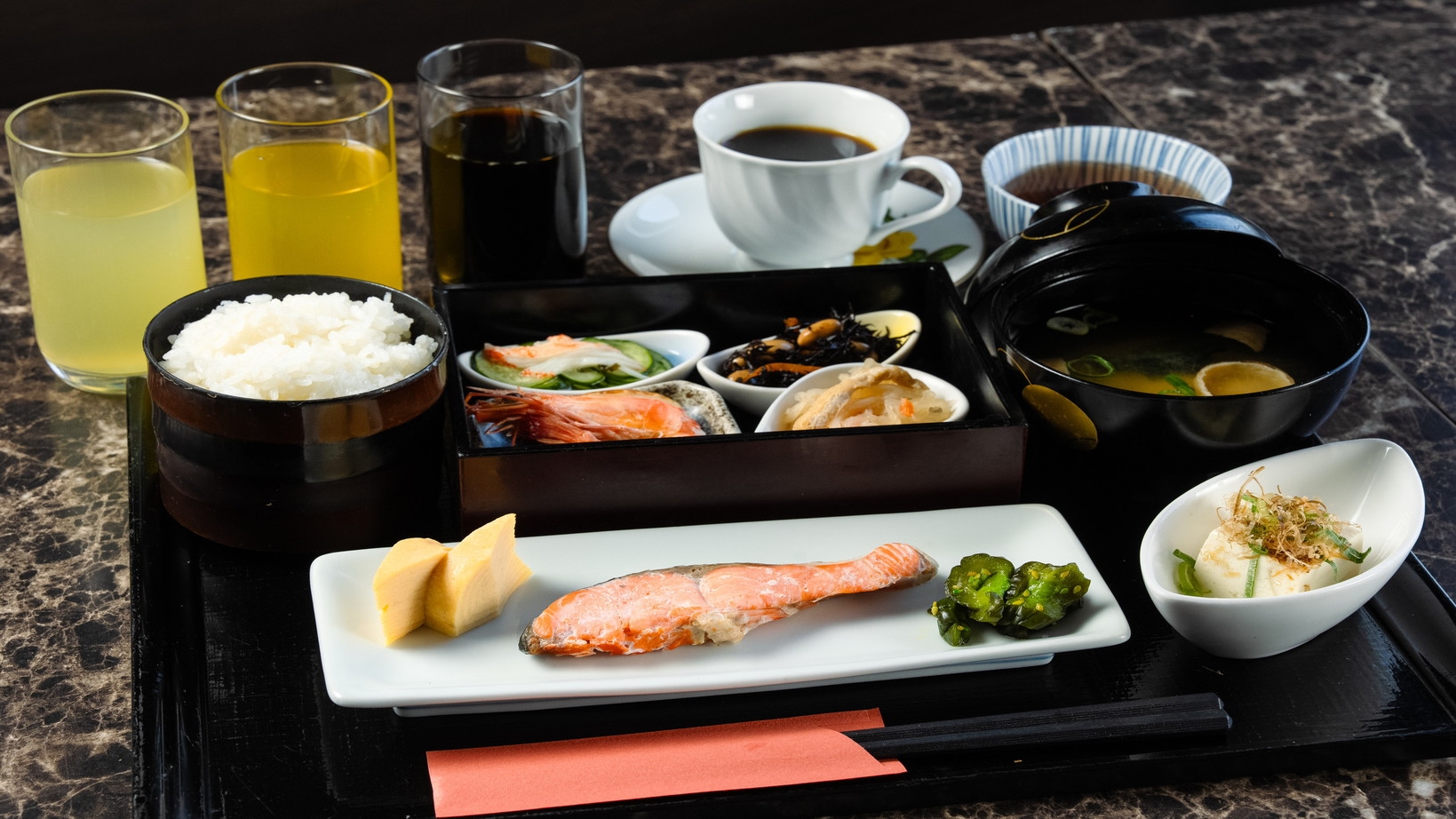 【朝食付】和洋選べる定食スタイル！一日の始まりはおいしい朝食から【アパは映画もアニメも見放題】