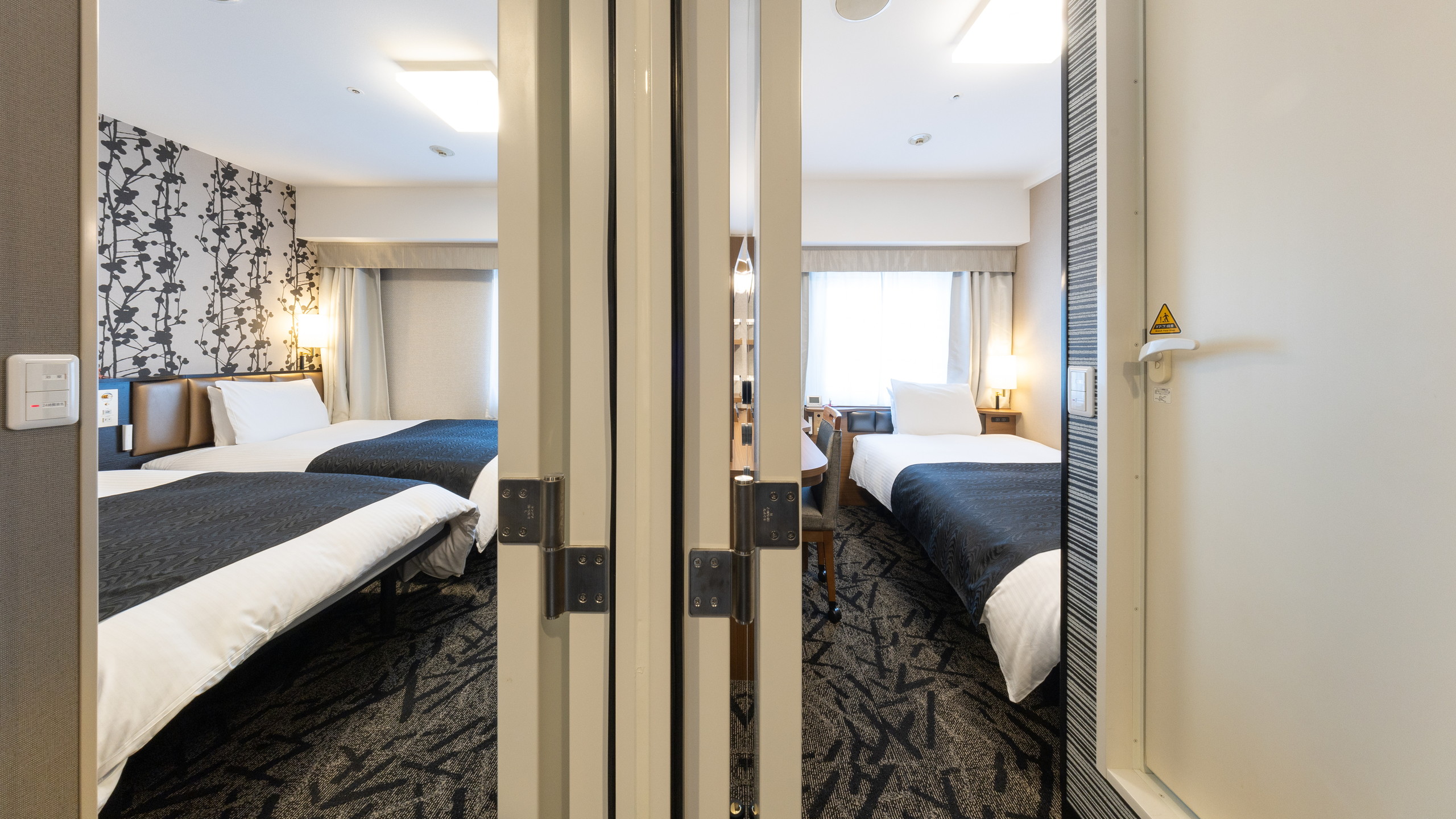 広さ22㎥（10㎡+12㎥）/ベッド幅120cm&times;1台+110cm&times;2台　大人3名様まで利用可