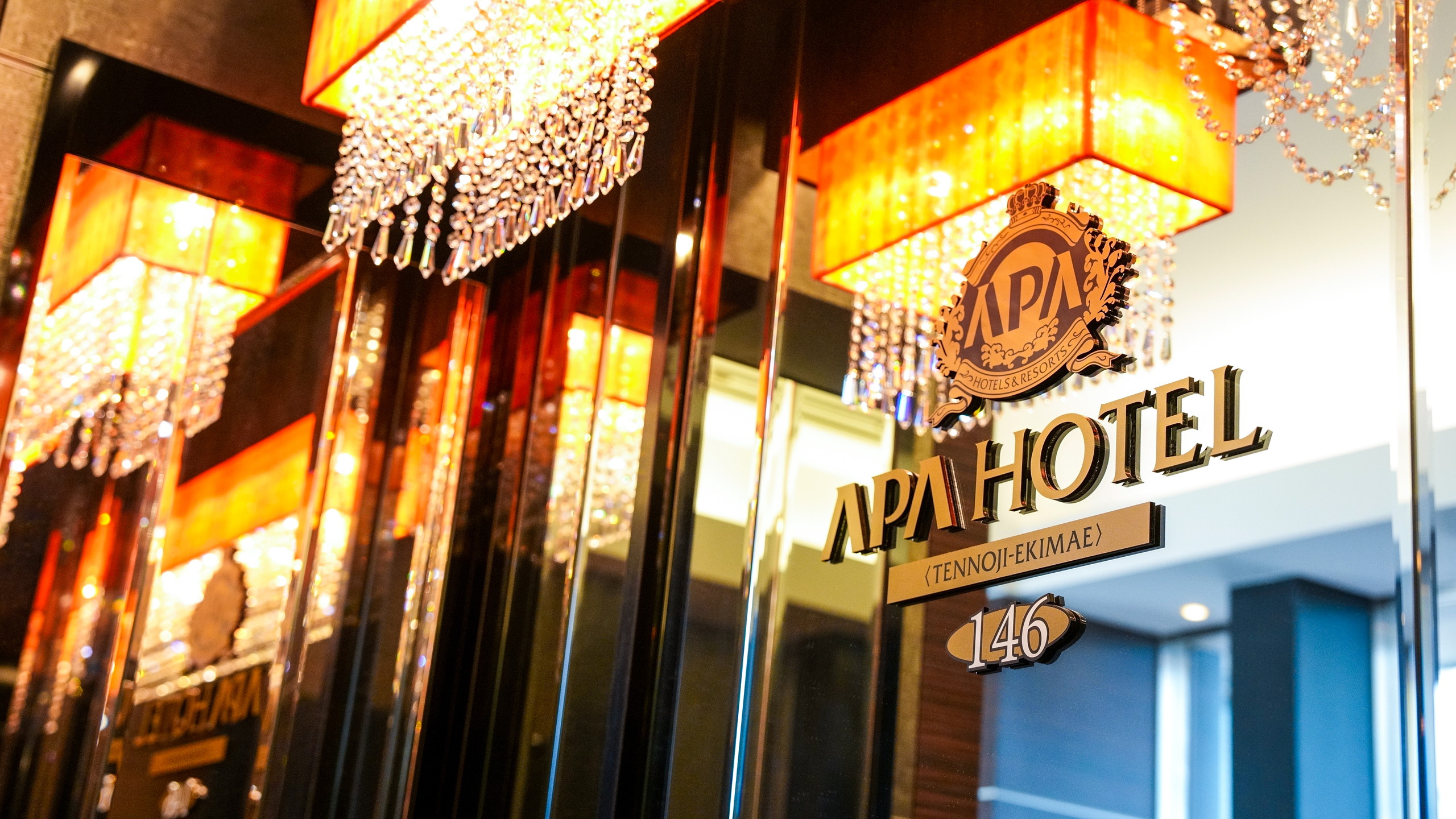 【内観】綺羅びやかなシャンデリアがお客様をおむかえいたします。