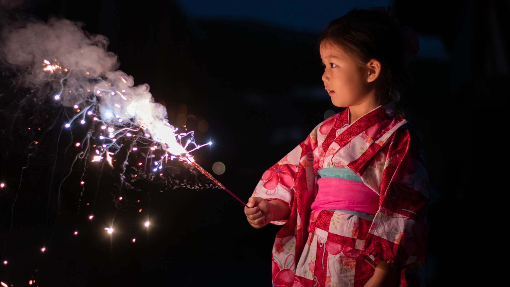 夏のファミリープラン　手持ち花火イメージ
