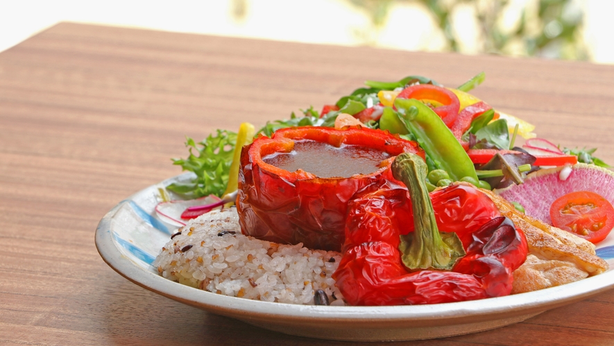 【パプリカスープカレー】さっぱりとした辛さが特徴です