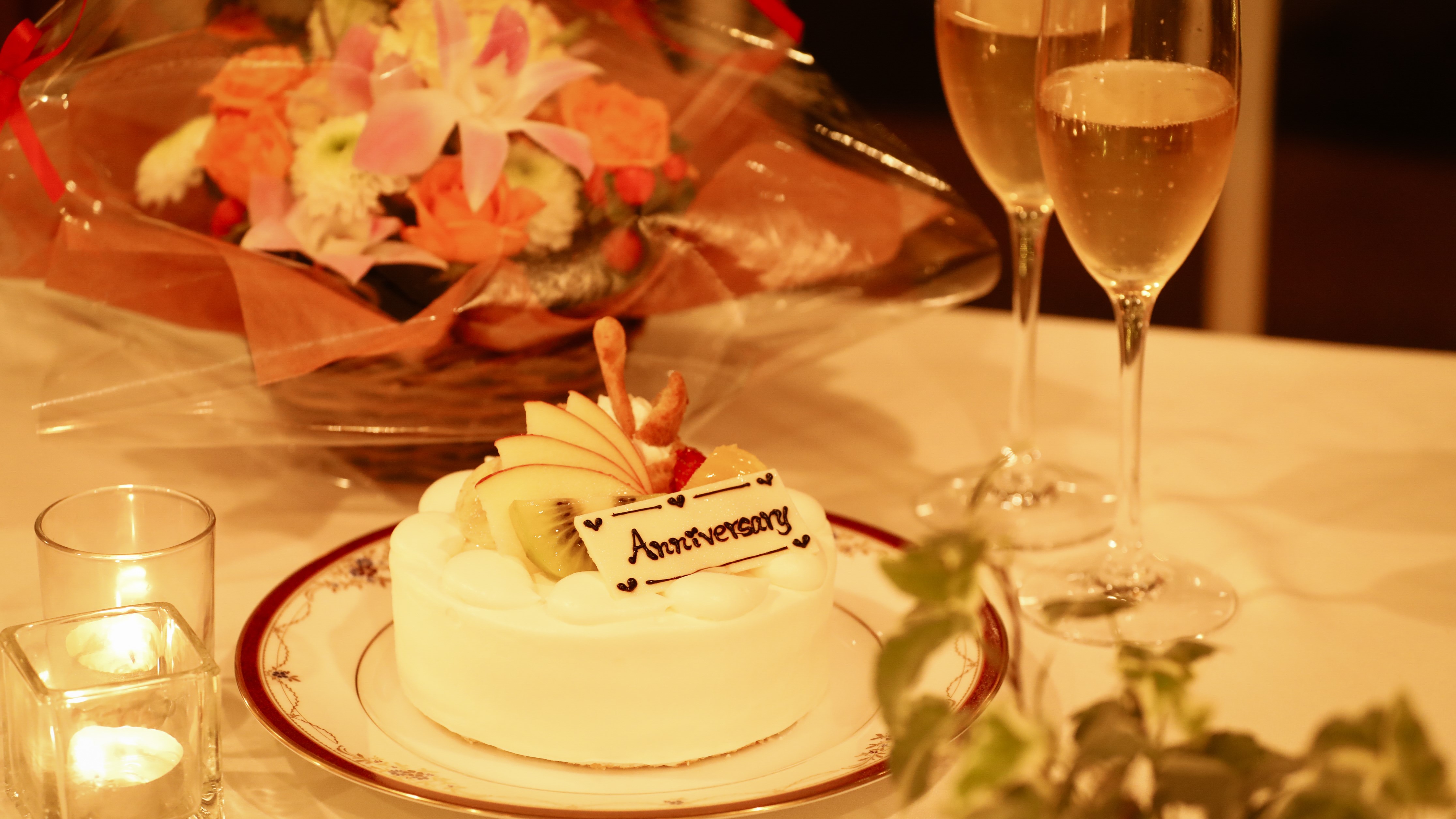 【ラグジュアリー記念日】特製ホールケーキ、ハーフスパークリングワイン、フラワーアレンジメントの特典付
