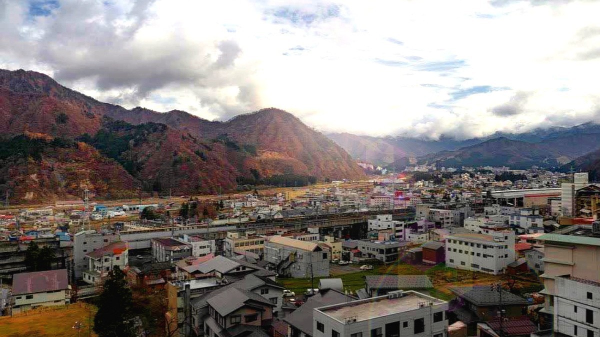 専【眺望】＜リバーサイド＞greenシーズン高台にある当館は湯沢町を一望できます。