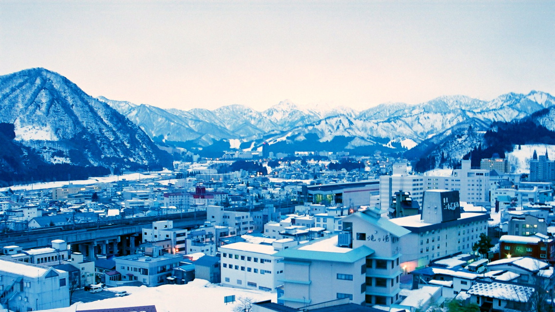 ANY【眺望】＜リバーサイド＞winterシーズンは雪景色の湯沢の町並みと上越国境の山々を望めます。