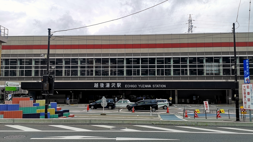 越後湯沢駅　改札出て左側（西口）の階段上って左側（中型車乗降場）発着となります。