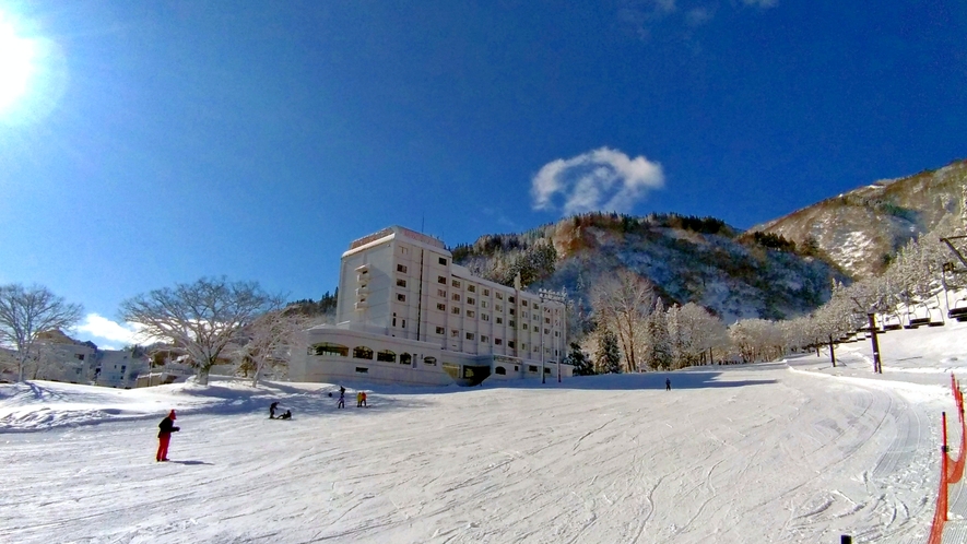 【ゲレンデ直結】 湯沢高原スキー場ファミリーゲレンデ。湯沢温泉スノープレイワールドも徒歩2分