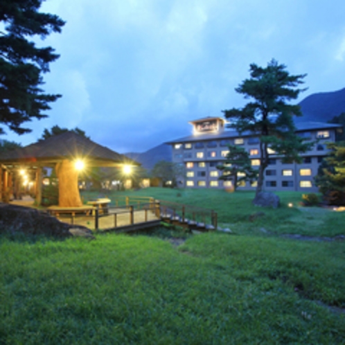 夜のホテル外観と日本庭園