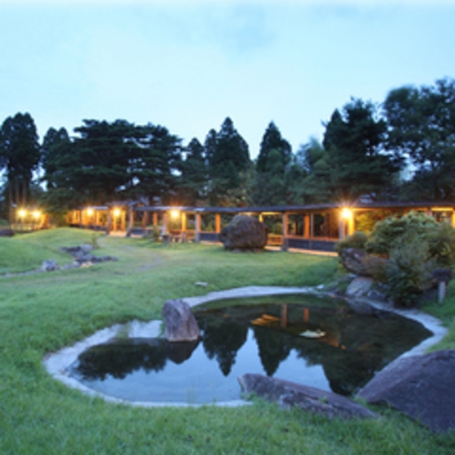 夕暮れの日本庭園