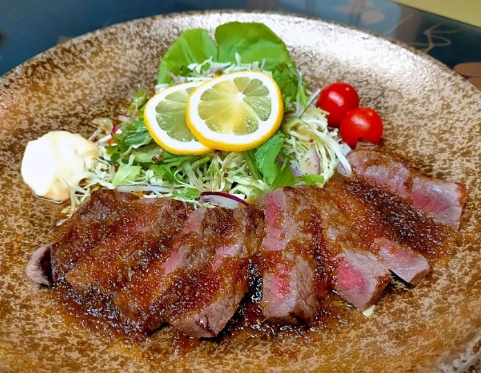 別注　自家製タレで食すステーキ肉です。