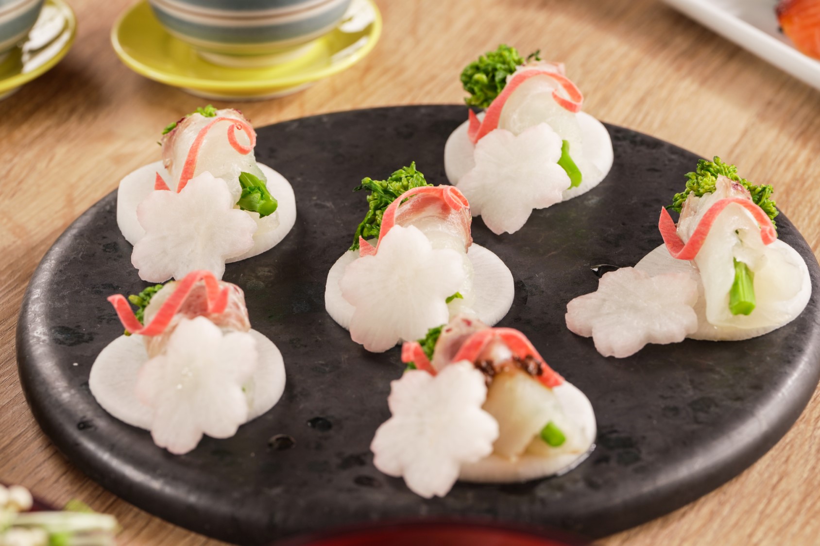 【夕食ブッフェ】3/7～5/28☆春の息吹を感じる「鯛と菜の花 実山椒オイル掛け」