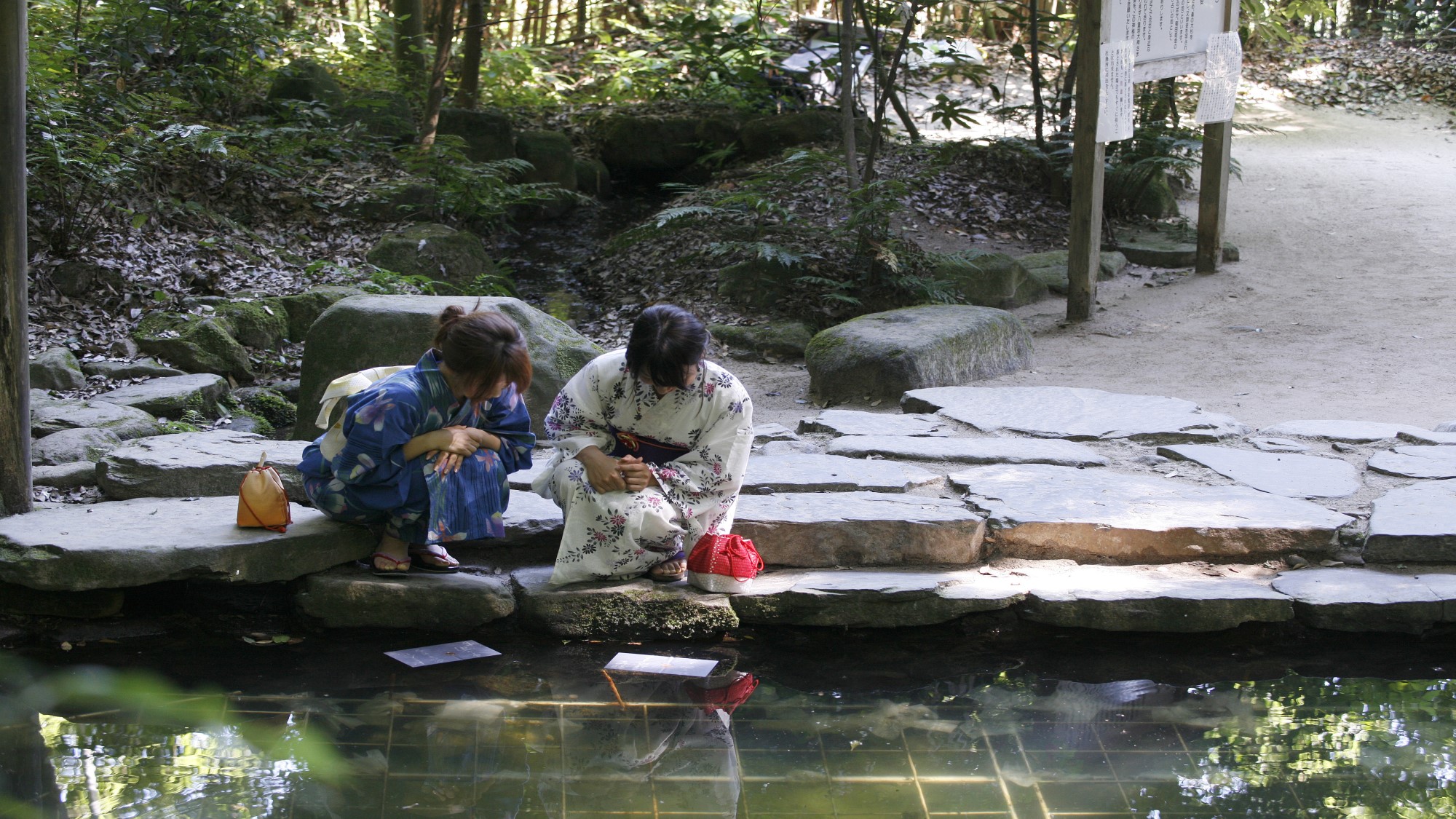 【八重垣神社】鏡の池占いは、硬貨を乗せた紙が早く沈むほど良縁に早く結ばれるそうです☆