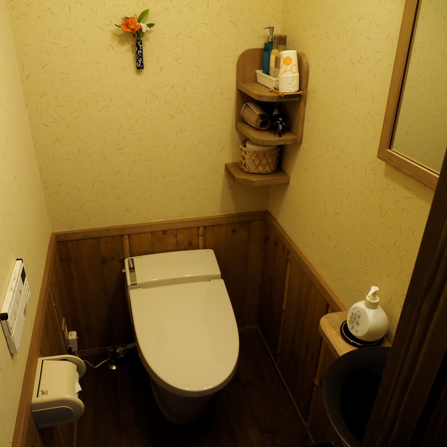 8畳和室の小さな洗面付きトイレ