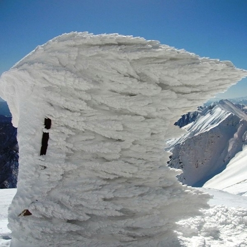 谷川岳肩の小屋　鐘についた氷雪