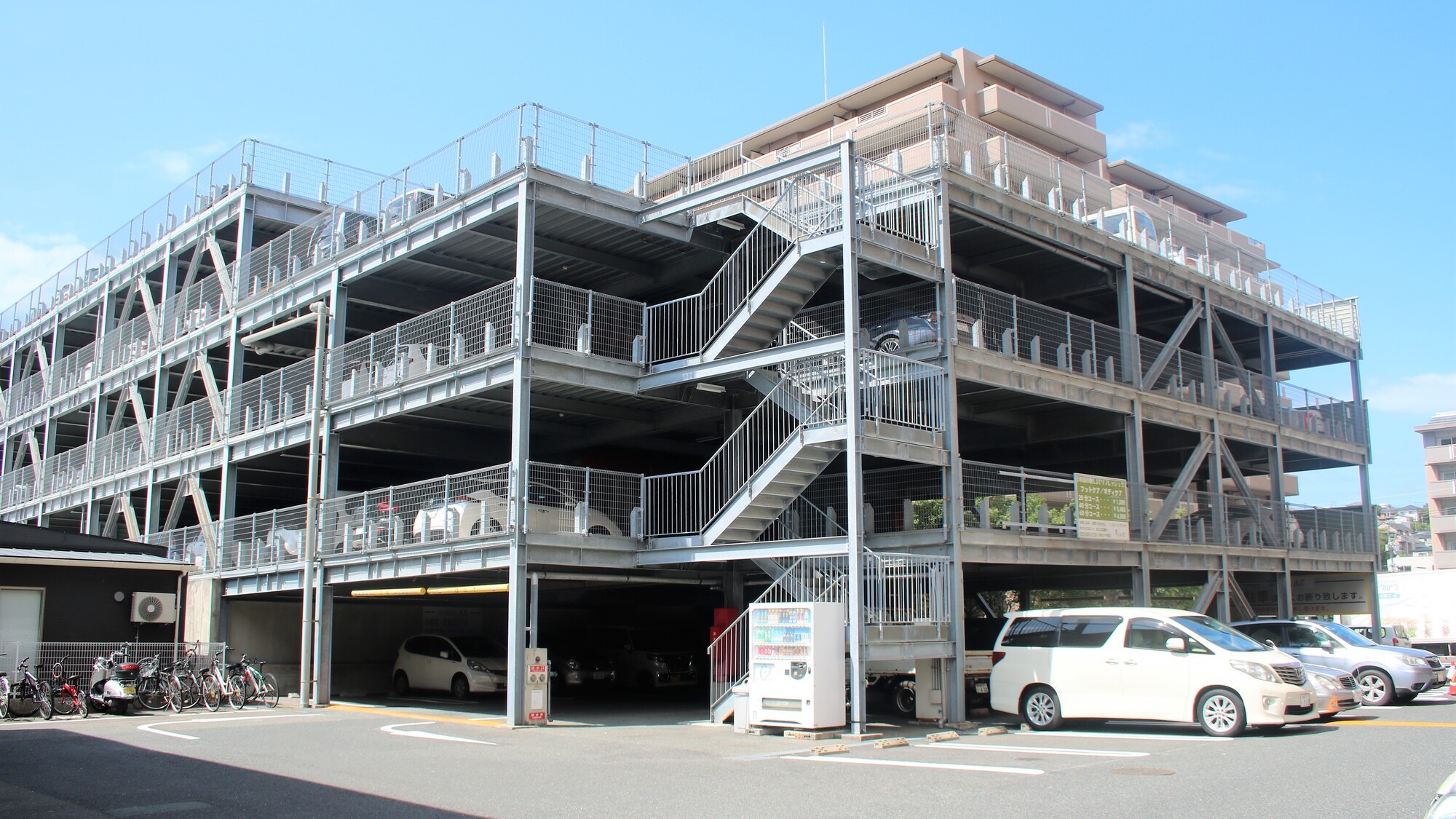  駐車場　440台無料（普通車予約不要）
