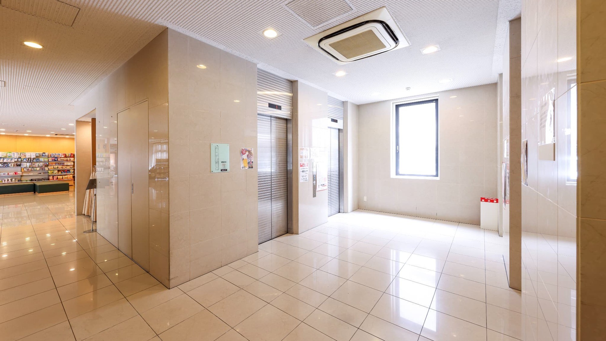 エレベーターホール（4基）