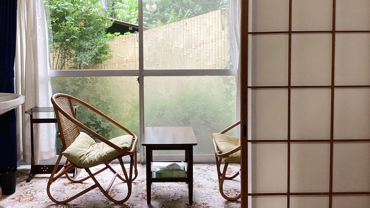 *【別館／和室7.5畳】窓からは、小さなお庭と七沢の豊かな自然をご覧いただけます。