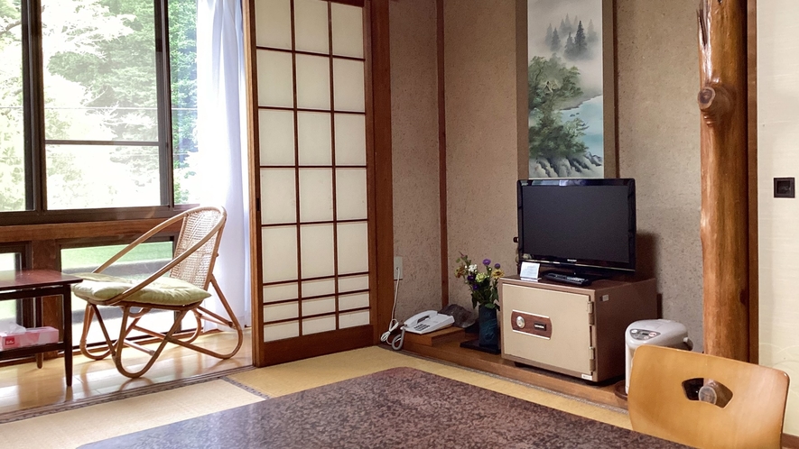 *【本館／和室6畳】和室には金庫やテレビ、入口には冷蔵庫を備えております。