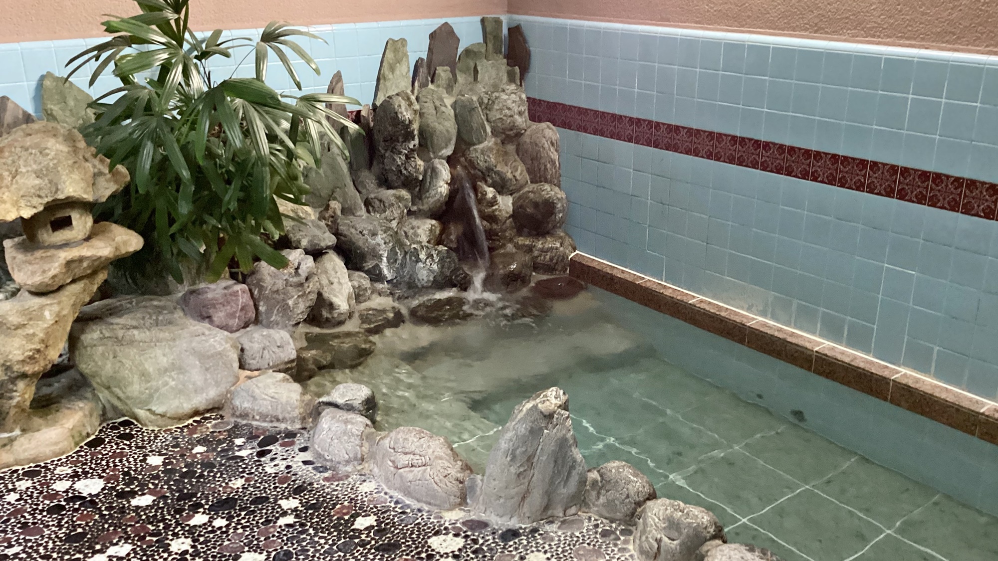 *【大浴場】風情ある岩風呂のお湯に浸かり、一日の疲れを癒してください。