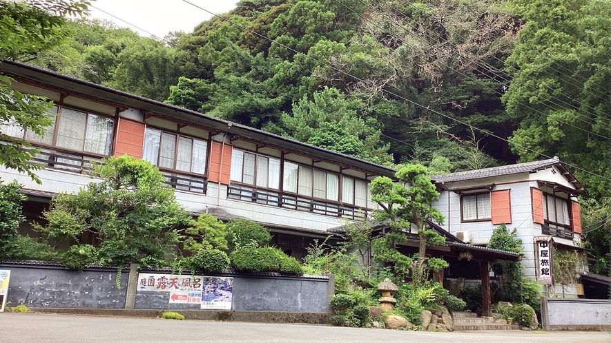 *【外観】原生林に囲まれた、自然豊かな七沢温泉。季節の移り変わりと共に温泉をお楽しみいただけます。