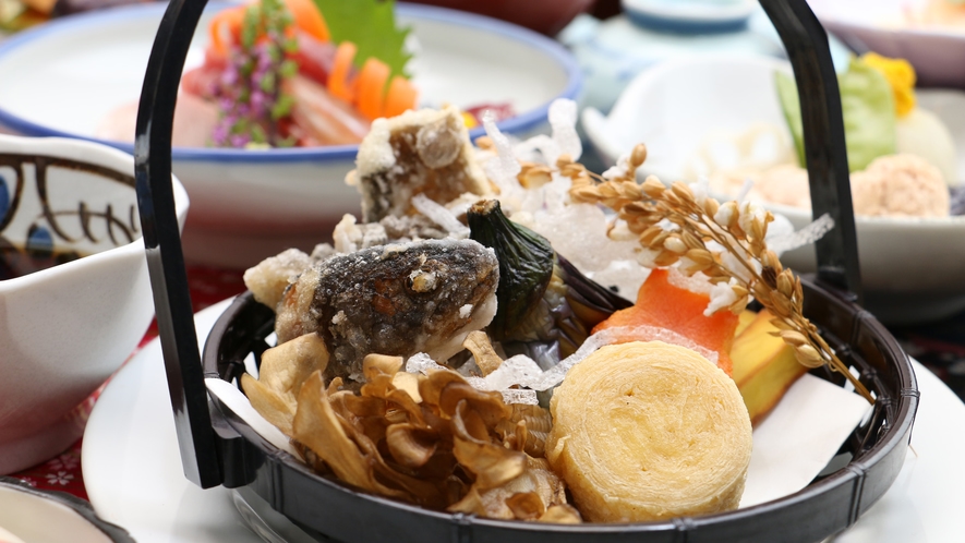 【ご夕食一例・グレードアップ】地元の旬の素材を使った四季折々の和食膳をお楽しみください。