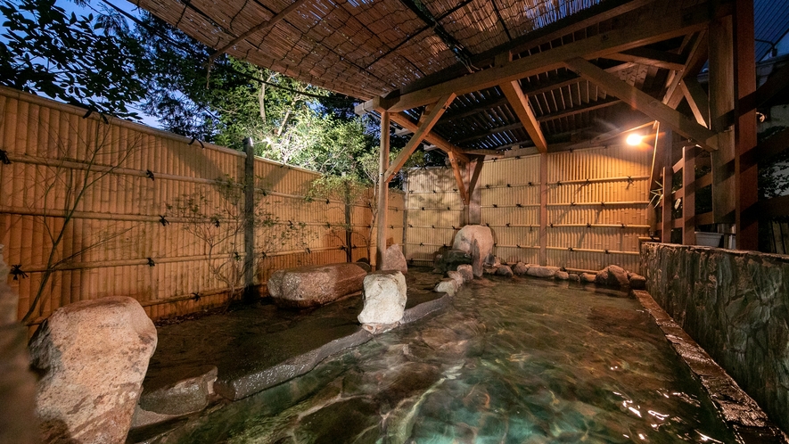 男湯　岩と竹が調和した造りの露天風呂