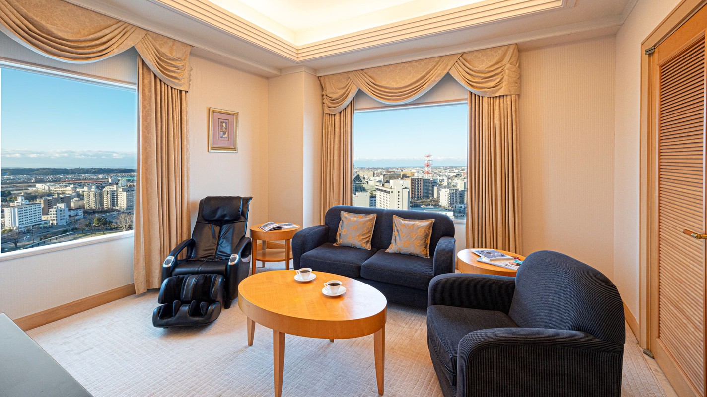 エグゼクティブスイートのリビング　2面ある窓でお部屋から富山の街並みをお楽しみいただけます。