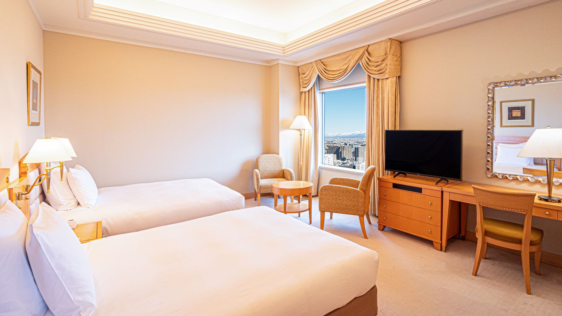 エグゼクティブスイートのベッドルーム　天気が良ければ、立山連峰をご覧いただけます。