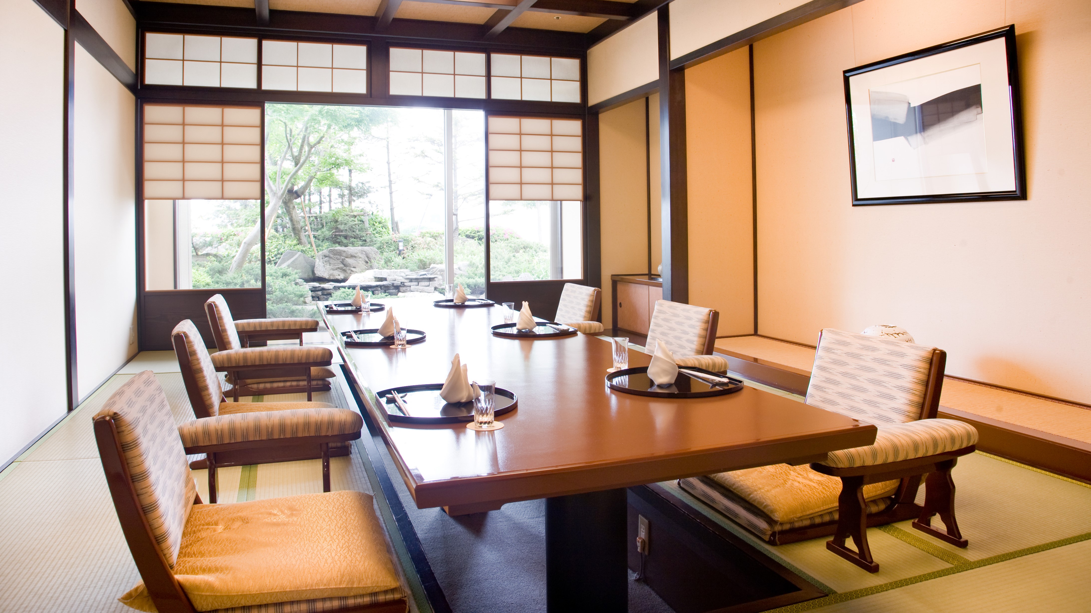 日本料理 雲海では、個室もご利用いただけます。