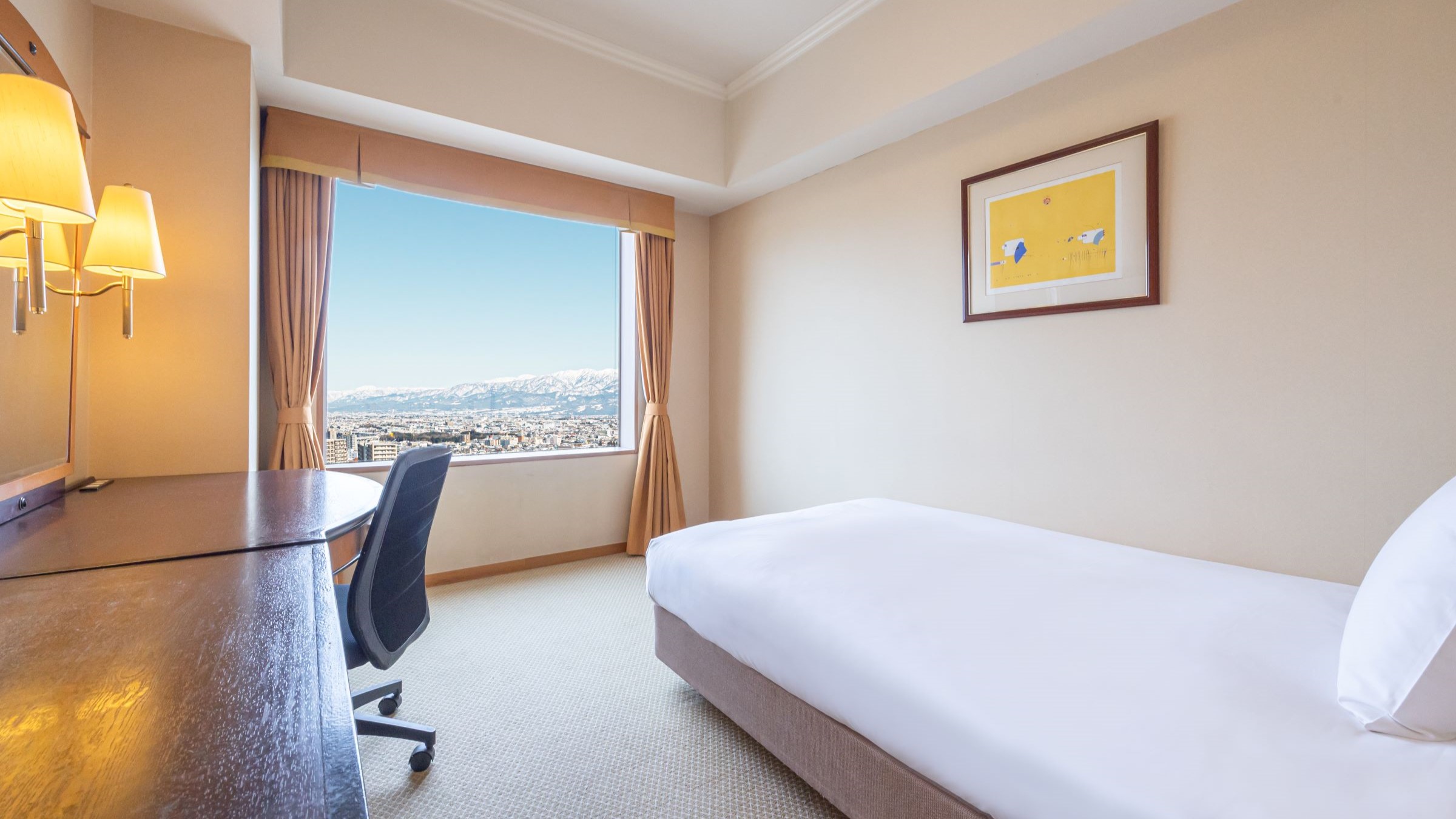 機能性を追究しながらも、便利さと落ち着いた雰囲気が見事に調和した室内。 もちろん十分な部屋の広さと快適性を追及しており、観光目的のお客様にも好評です。（お部屋の位置により、景色は異なります）